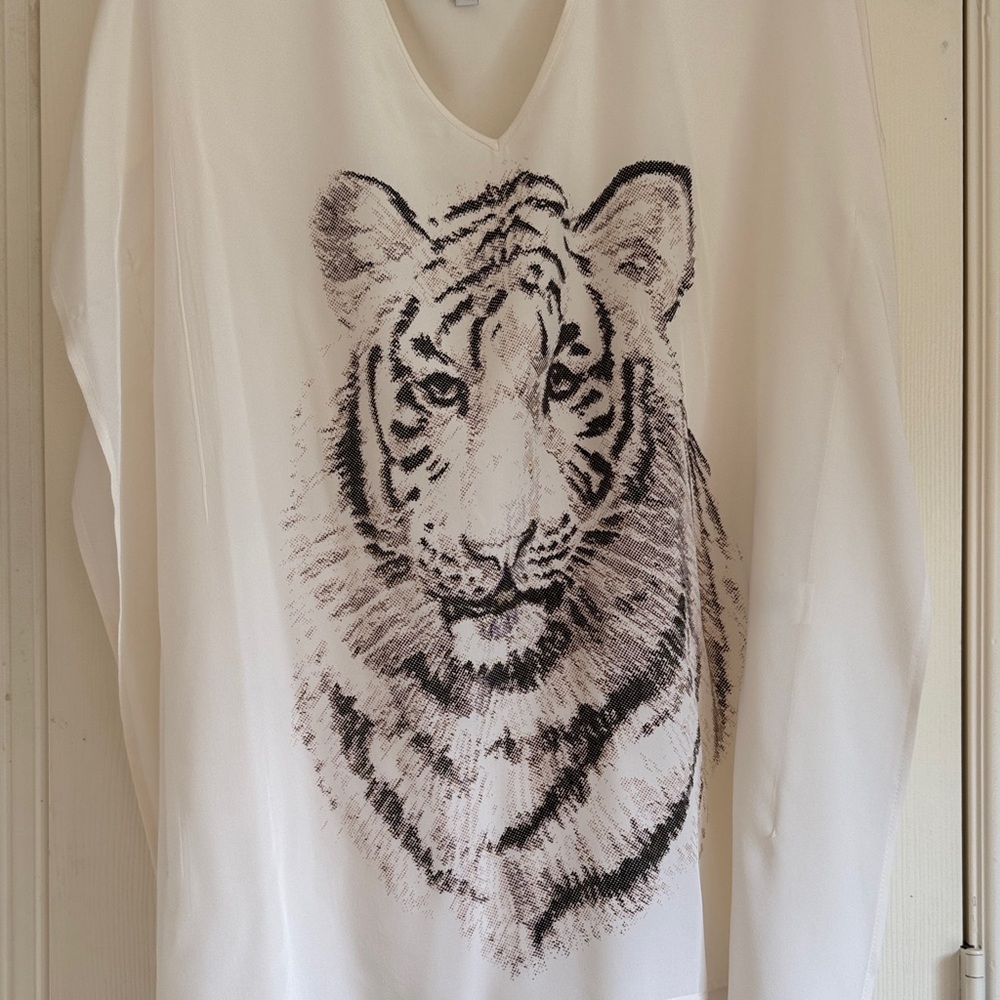 Fifteen Twenty LSU 💯 silk V-Neck white top ! Worn once